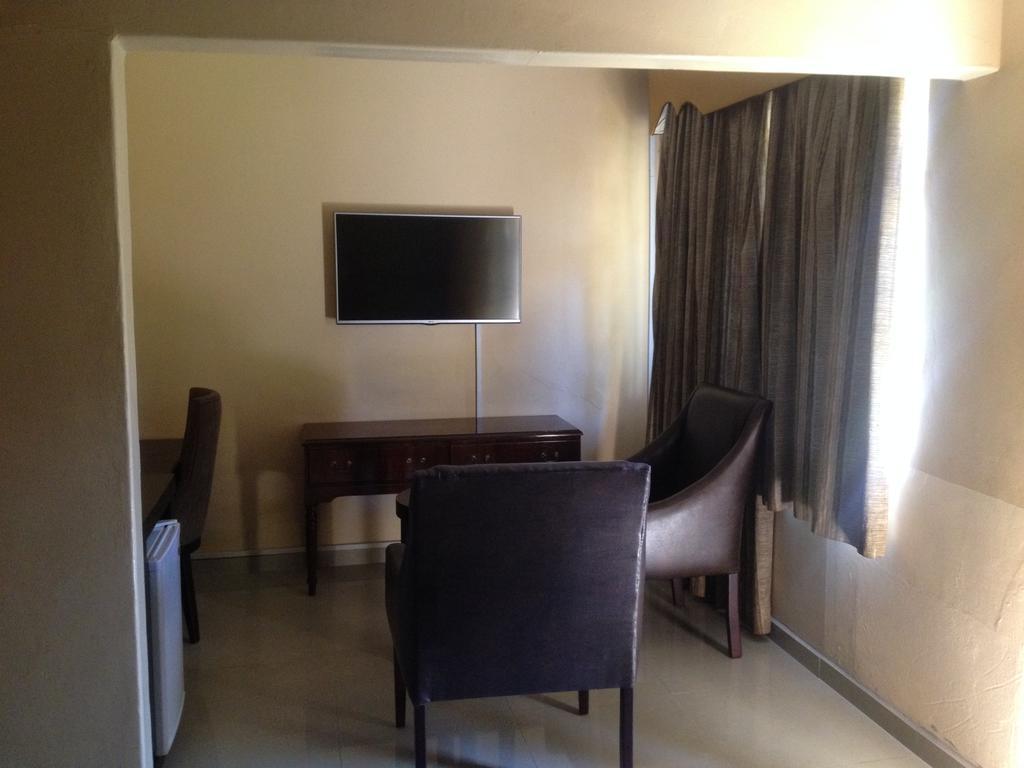 Kadoma Hotel & Conference Centre Esterno foto